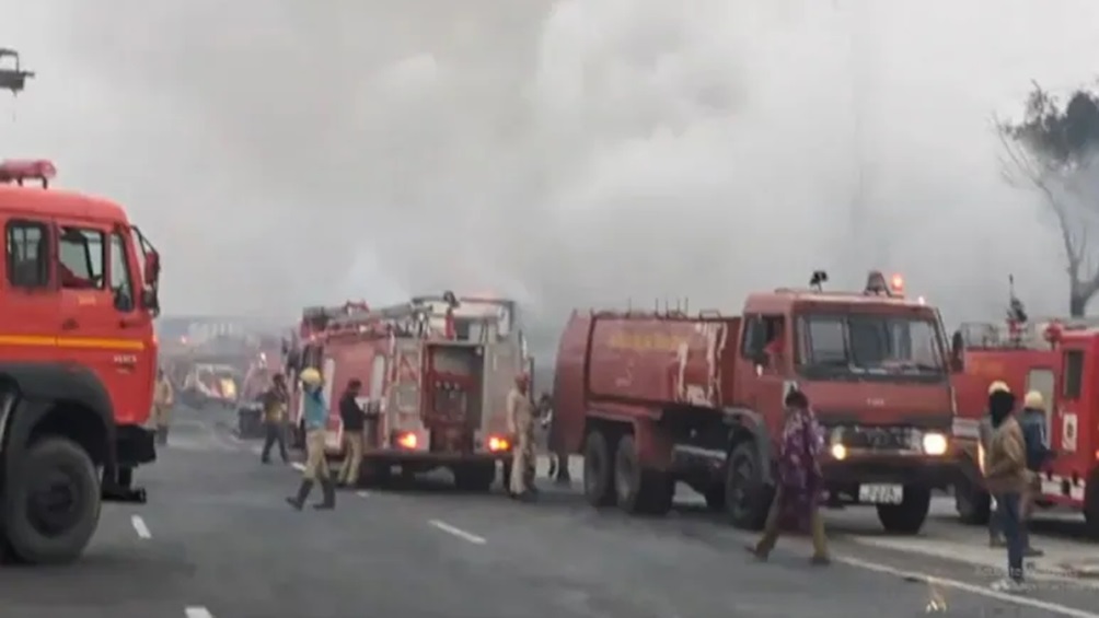 Jaipur fire accident: एक के बाद एक जलकर खाक हुईं 40 गाड़ियां, जयपुर-अजमेर हाईवे पर यातायात बंद, प्रशासन ने जारी की एडवाइजरी