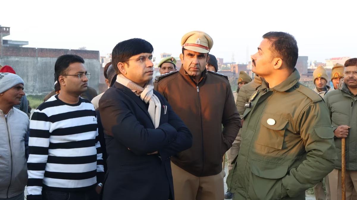 संभल डीएम और एसपी की बड़ी कार्रवाई, सपा सांसद जियाउर्रहमान बर्क के इलाके में मारा छापा