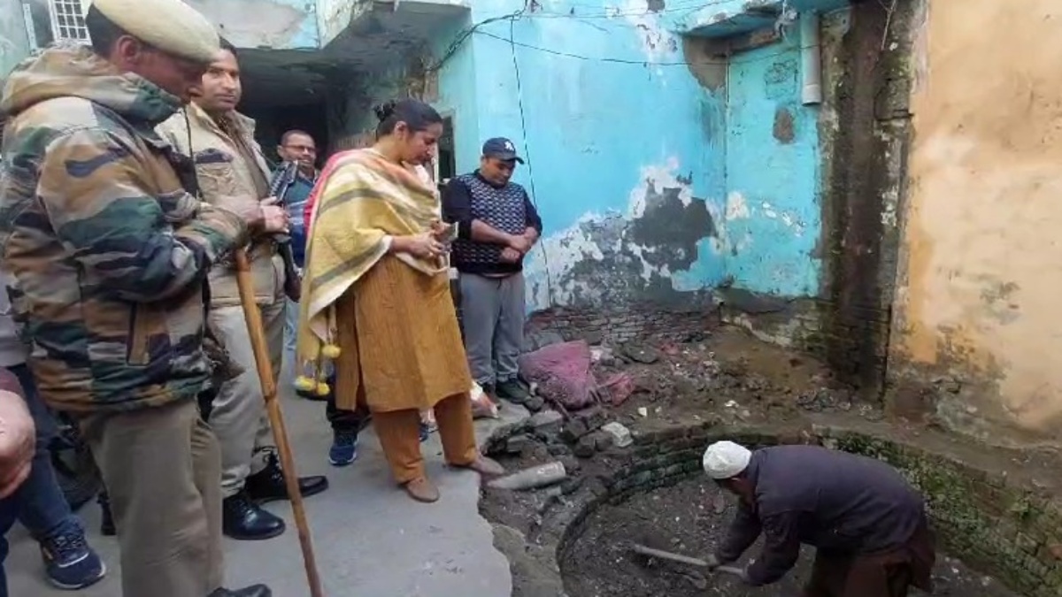 संभल में मिला एक और कुआं, प्रशासन ने कराया कब्जा मुक्त, SDM की मौजूदगी में कुएं की खुदाई शुरू