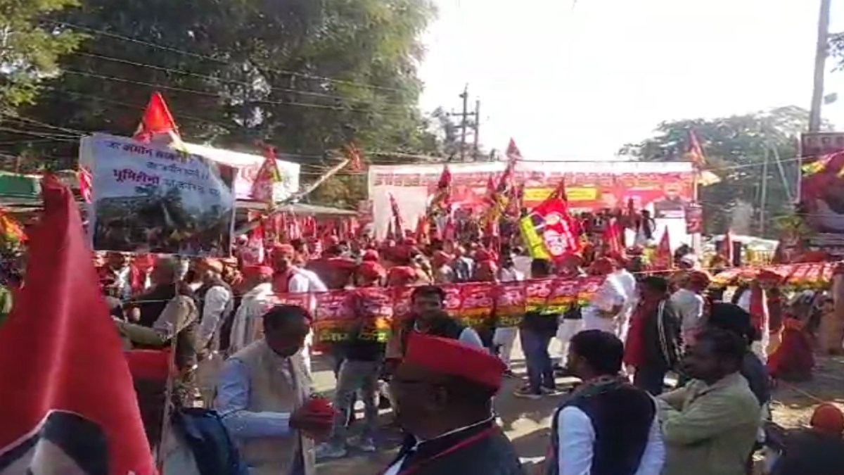 MP विधानसभा घेरने निकली सपा: पुलिस ने जेपी अस्पताल के पास बैरिकेडिंग लगाकर रोका, पुलिस से भिड़े कार्यकर्ता 