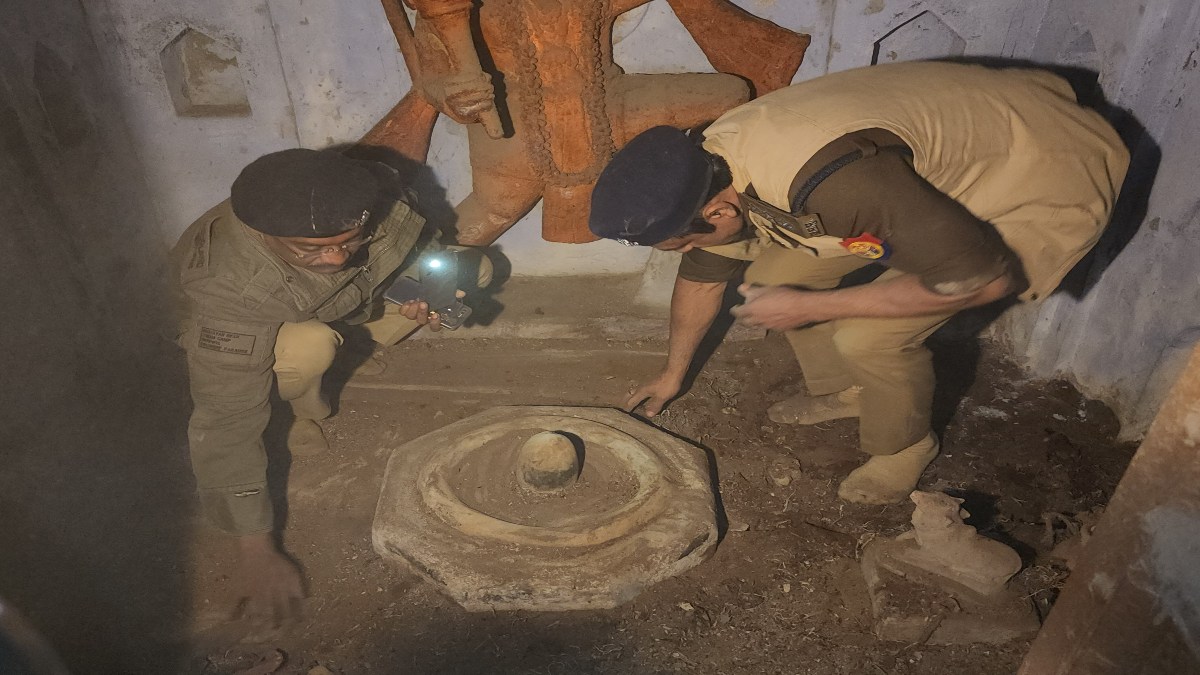 संभल में 46 साल से बंद पड़े शिव मंदिर को DM और SP ने खुलवाया, अधिकारियों ने हाथ से साफ की मूर्ति