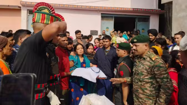 Bihar News: बक्सर में सैन्य सम्मान के साथ की गई शहीद सैनिक की विदाई, जवानों ने दिया गार्ड ऑफ ऑनर
