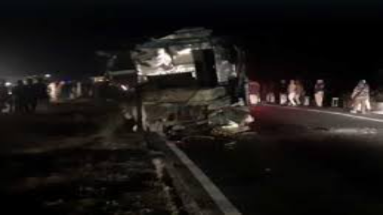Bihar News: ओवरटेक के चक्कर में 2 ट्रकों की भीषण टक्कर, हाईवे के नीचे गिरा!