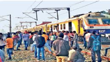 Bihar News: कम बोगी से नाराज यात्रियों ने पटरी पर बैठकर रोकी पैसेंजर ट्रेन