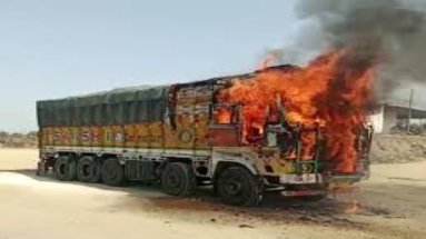 Bihar News: NH पर अचानक एक कंटेनर में लगी आग, UP के प्रयागराज से कोलकाता जा रही थी ट्रक