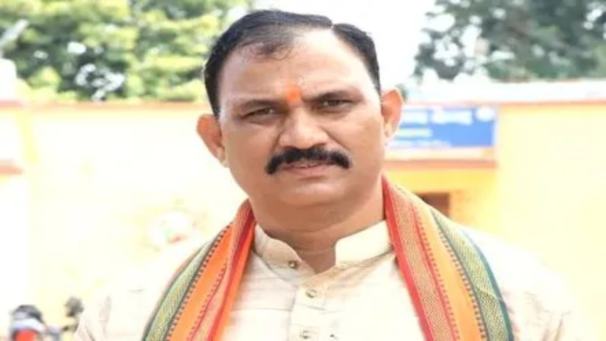 बढ़ते HIV संक्रमित मरीजों की संख्या पर स्वास्थ्य मंत्री सख्त, कहा- प्रतिबंधित दवा बेचने वालों का होगा लाइसेंस निरस्त