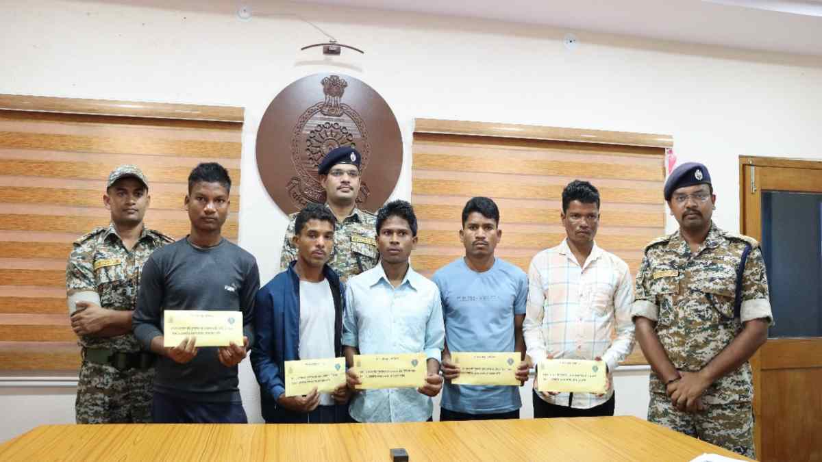 Naxalites Surrender : जवानों को मिली बड़ी सफलता, 11 लाख रुपए के ईनामी 5 नक्सलियों ने किया सरेंडर