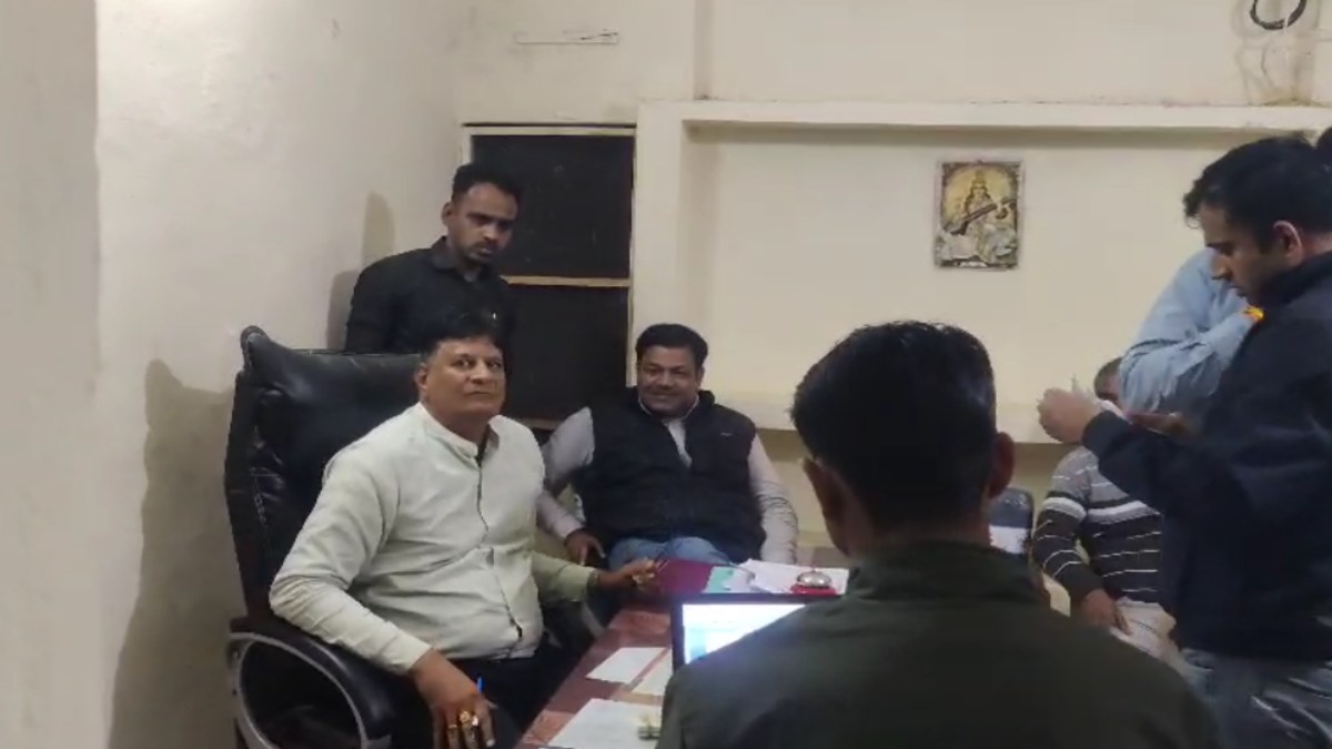 7 हजार की रिश्वत लेते तहसीलदार व शिक्षक गिरफ्तार, लोकायुक्त ने रंगे हाथों दबोचा, प्लॉट नामांतरण के लिए मांगी थी घूस   