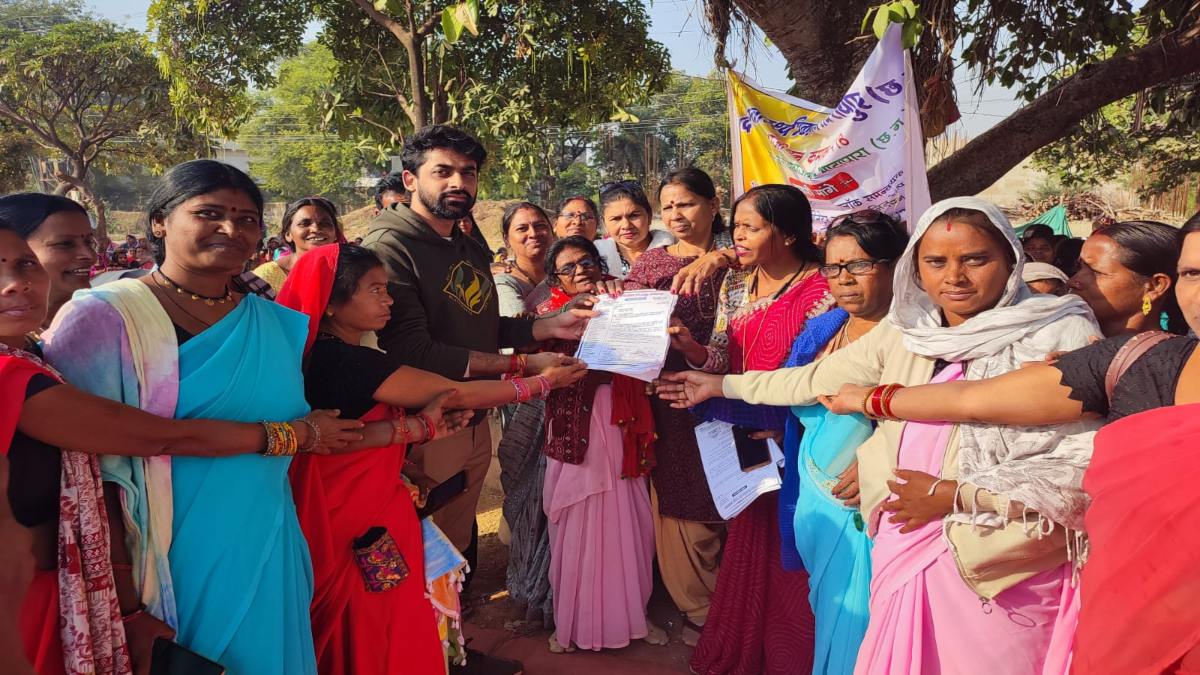 दो सूत्रीय मांग को लेकर मितानिन संघ की अनिश्चितकालीन हड़ताल, मुख्यमंत्री के नाम तहसीलदार को सौंपा ज्ञापन