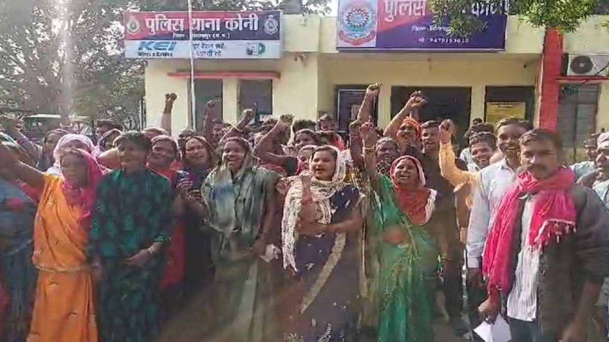 CG News : सरकारी जमीन पर अवैध कब्जा, ग्रामीणों ने विरोध में किया पुलिस थाने का घेराव, भू-माफिया पर लगाया धमकी देने का आरोप