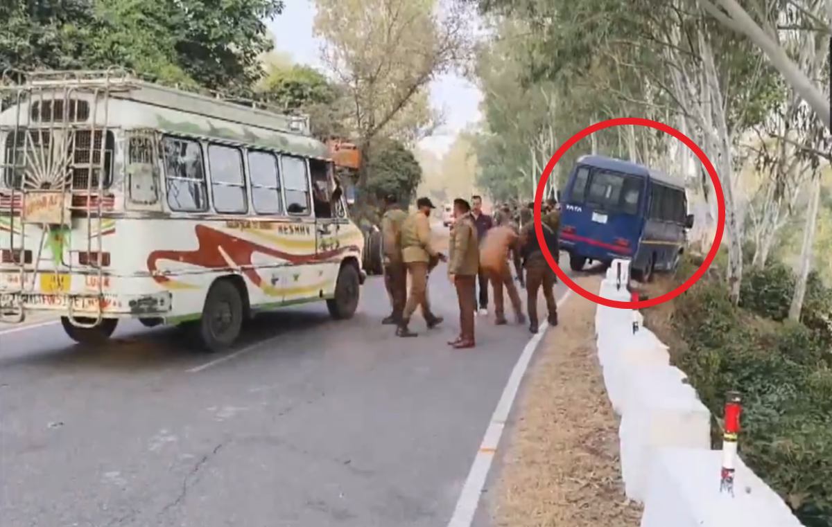दो पुलिसकर्मियों ने AK-47 से एक दूसरे को भूना, बंद वैन में मिली लाशें, जानें क्या है पूरा मामला?- Two Policeman Dead Body Found