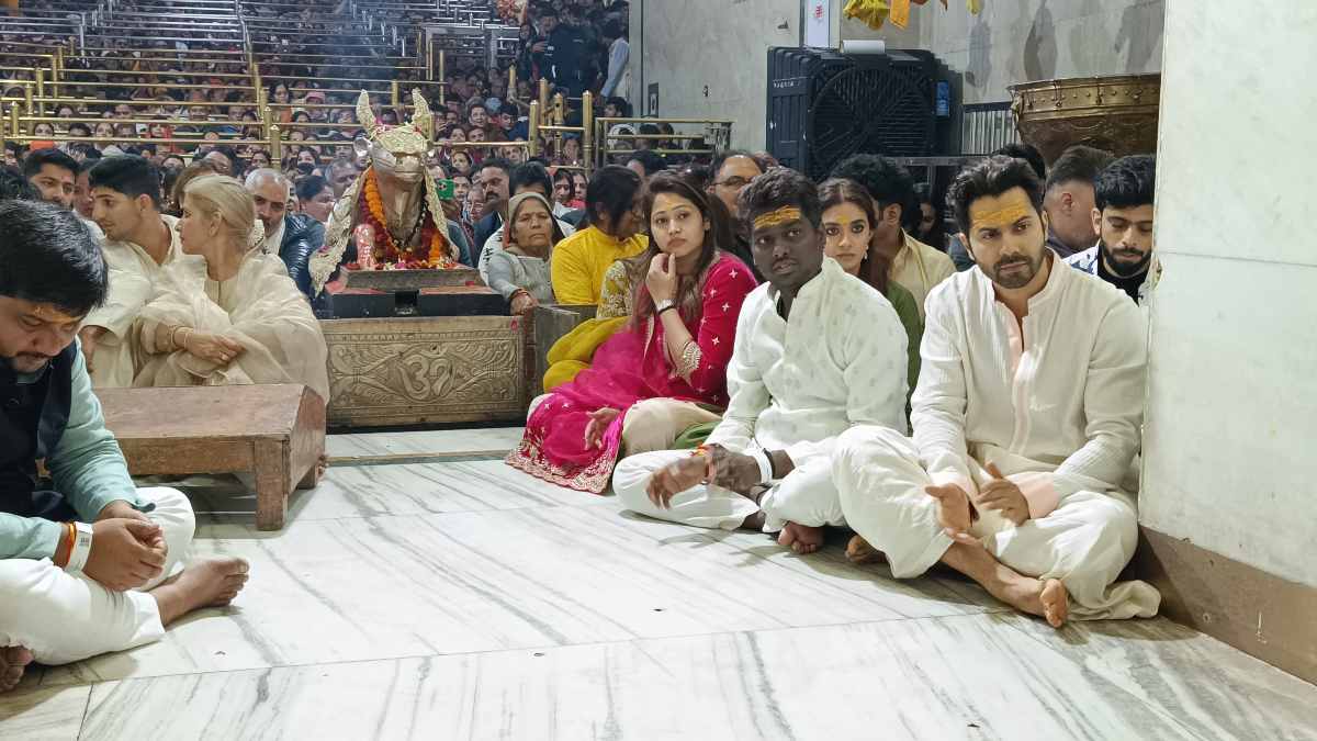 महाकाल के दर पर वरुण धवन, कीर्ति सुरेश और एटली कुमार, भस्म आरती में हुए शामिल, बाबा की भक्ति में दिखे लीन