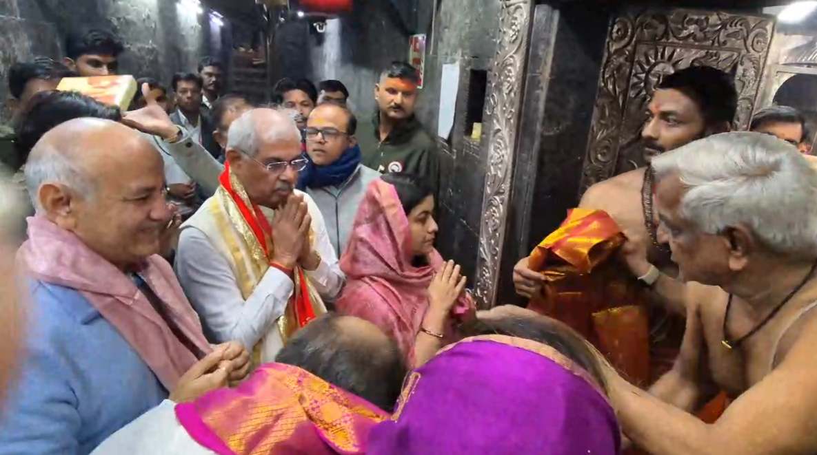 उज्जैन पहुंचे बिहार के राज्यपाल और दिल्ली के पूर्व डिप्टी सीएम: बाबा महाकाल के किए दर्शन, नंदी हॉल में बैठकर लगाया ध्यान