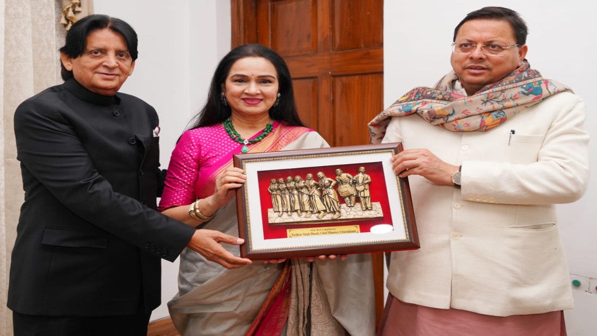 उत्तराखंड पहुंची मशहूर अभिनेत्री पद्मिनी कोल्हापुरे, सीएम आवास में मुख्यमंत्री धामी से की मुलाकात, नई फिल्म नीति की सराहना