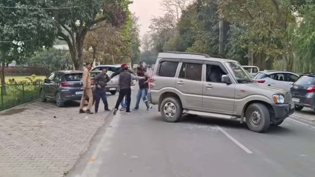 डीएम कार्यालय में हाथापाई : एक पक्ष ने दूसरे पक्ष पर बरसाए लाठी और डंडे, पिता-पुत्र गंभीर रूप घायल