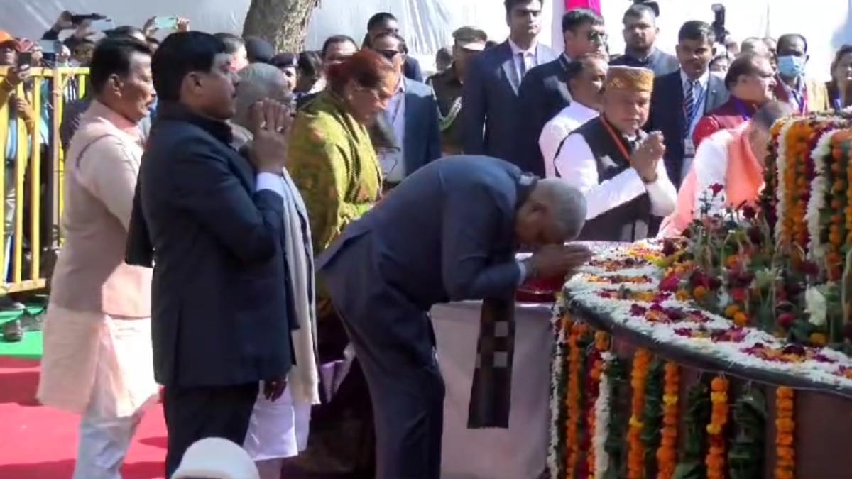 Vice President visits Gwalior: उपराष्ट्रपति ने श्रीमंत जीवाजी राव सिंधिया की प्रतिमा का किया अनावरण, माधवराव को किया यादव, कहा- शिक्षा से ही लोकंतत्र और संविधान है