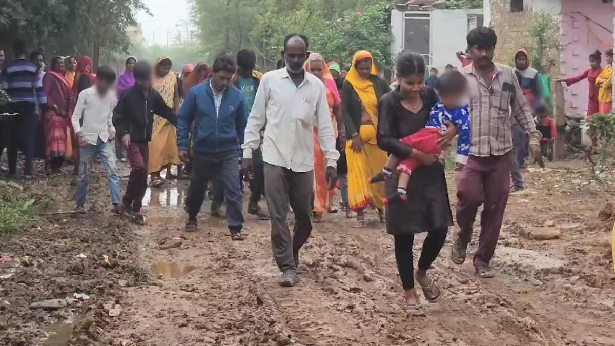 सड़क बदहाल, लोग परेशान: कई बार शिकायत फिर भी नहीं हो रहा समस्या का समाधान, पार्षद बोले- थाने में रिपोर्ट कर दूंगा, जेल हो जाएगी