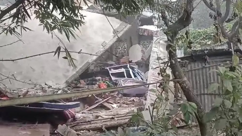 West Bengal Bomb Blast: पश्चिम बंगाल में बम विस्फोट, तीन लोगों के उड़ गए चिथड़े, कई लोगों के घायल होने की खबर