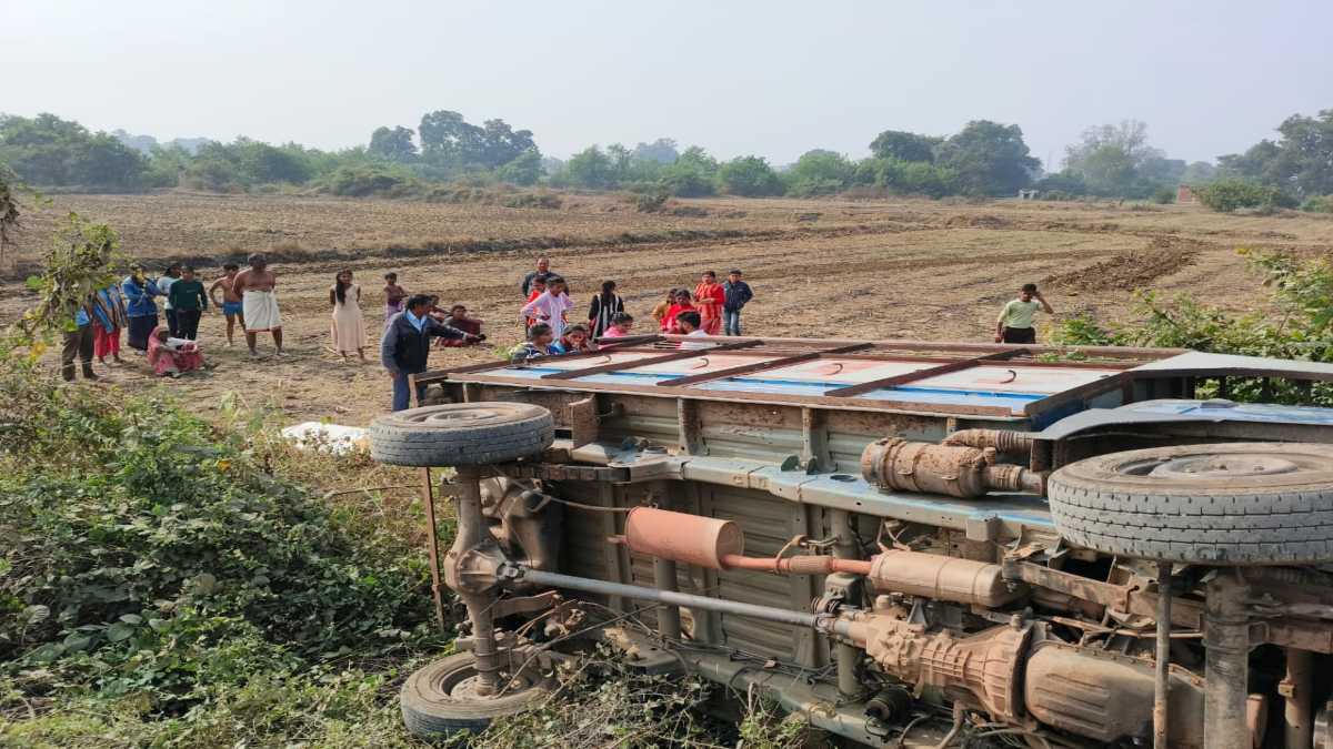 रफ्तार का कहरः सतना में दादा और पोते की मौत, दतिया सड़क हादसे में बाइक सवार युवक ने तोड़ा दम, दमोह में मालवाहक पलटा, एक दर्जन से अधिक श्रद्धालु घायल