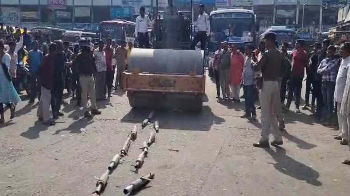 कानफोड़ू साइलेंसर पर चला बुलडोजर, ट्रैफिक पुलिस ने कार्रवाई कर 35 बाइक से निकाले थे Modified Silencer