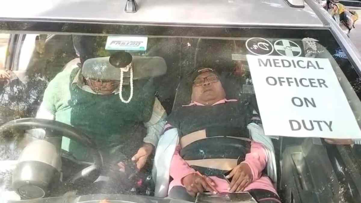 90% दिव्यांग, उठने बैठने में भी असमर्थ, लेकिन जज्बा ऐसा की कार को ही बनाया डॉक्टर चैंबर, बिना छुट्टी लिए सालों से कर रहे मरीजों का इलाज