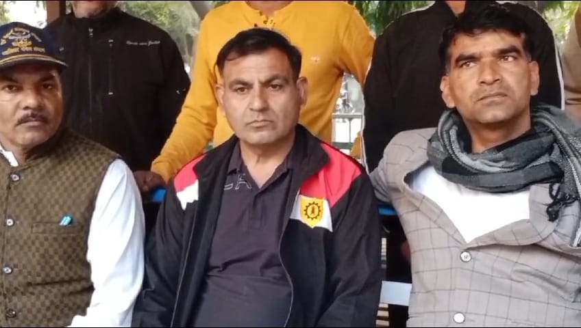 रिटायर्ड फौजी की लुट गई जीवन भर की कमाई: व्हाट्सएप पर आई लिंक पर क्लिक करते ही पार हो गए लाखों रुपए, बैंक मैनेजर पर लगाए गंभीर आरोप