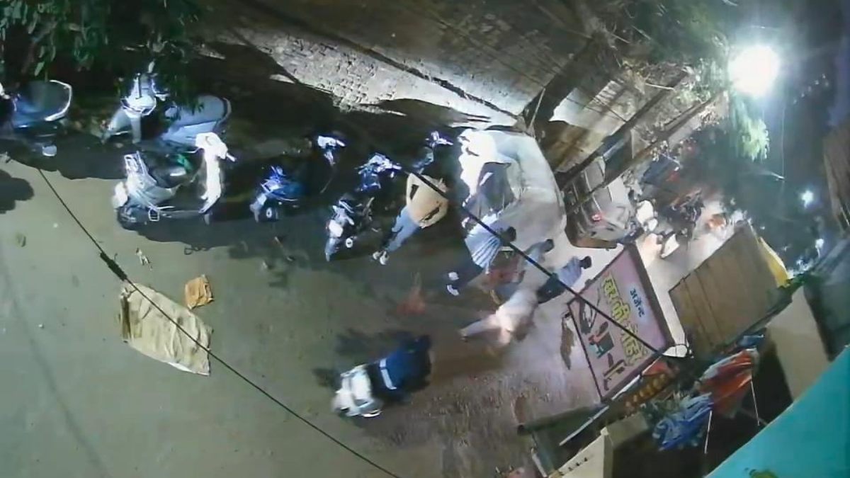 मकान को लेकर आधी रात पथरावः पति- पत्नी आपस में भिडे़, पोता और बहू घायल, तलाक का केस कोर्ट में लंबित