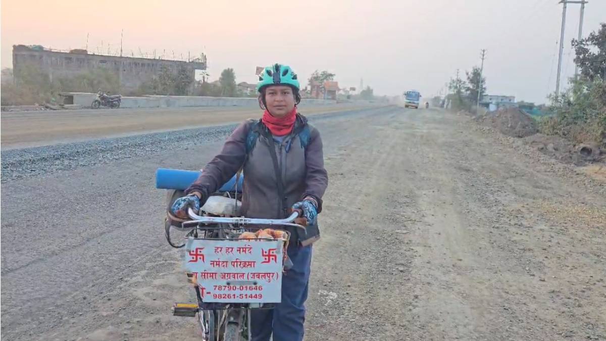 साहस और विश्वासः अकेली साइकिल से कर रही मां नर्मदा की परिक्रमा, डॉ सीमा अग्रवाल रोज तय करती हैं 100 किमी