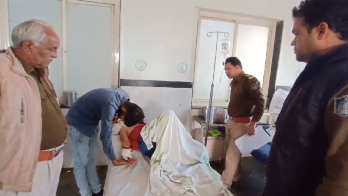 आपसी विवाद में फायरिंग: मारपीट करने पहुंचे युवक को मारी गोली, आरोपी की मां को भी लगी, दोनों अस्पताल में भर्ती