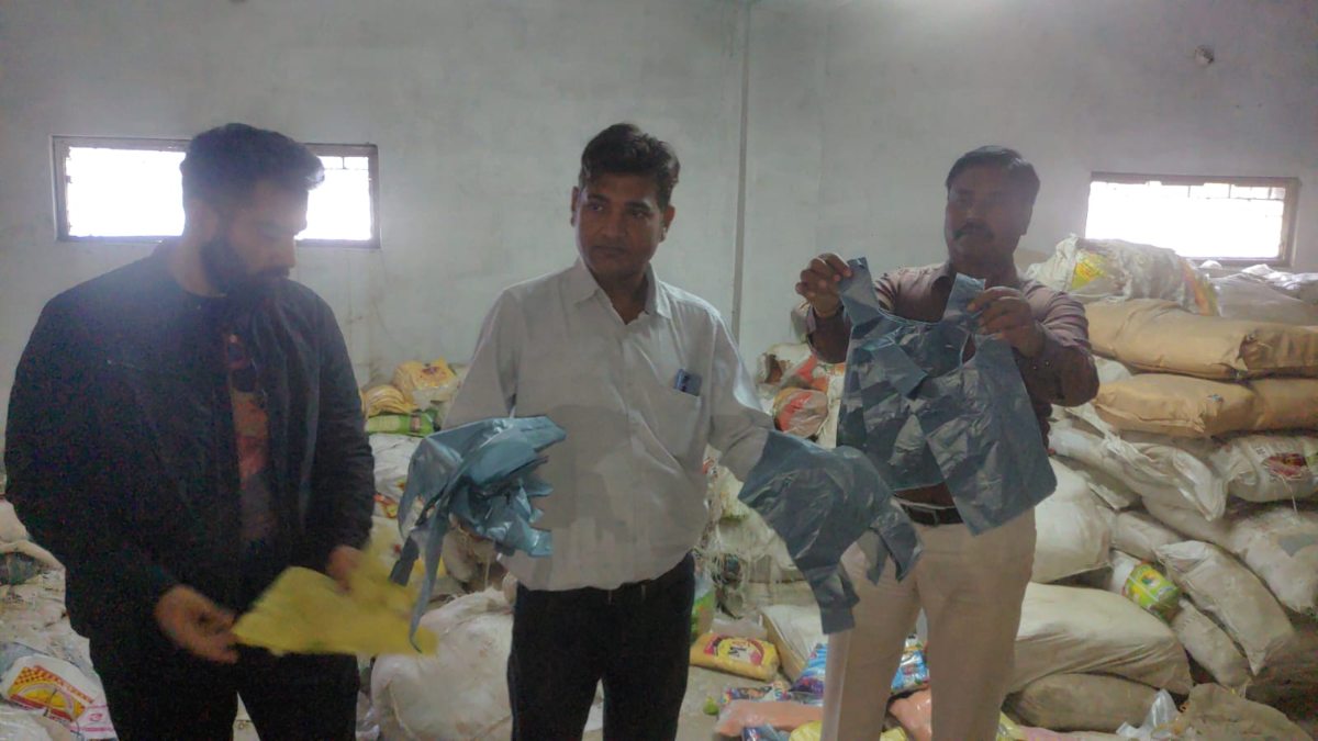 पॉलीथिन गोदाम में छापाः गुजरात की फैक्ट्री से मंगवाई 50 टन अमानक पॉलीथिन जब्त, किया जाएगा नष्ट