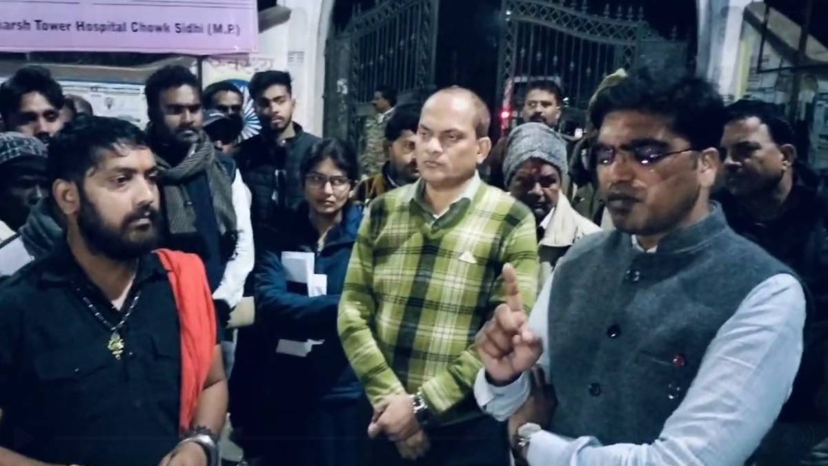 मूलभुत सुविधाओं की मांग को लेकर कलेक्ट्रेट पहुंचे आदिवासी ग्रामीणः देर रात मौके पर पहुंचकर ADM ने लिया ज्ञापन, तब प्रदर्शन हुआ समाप्त