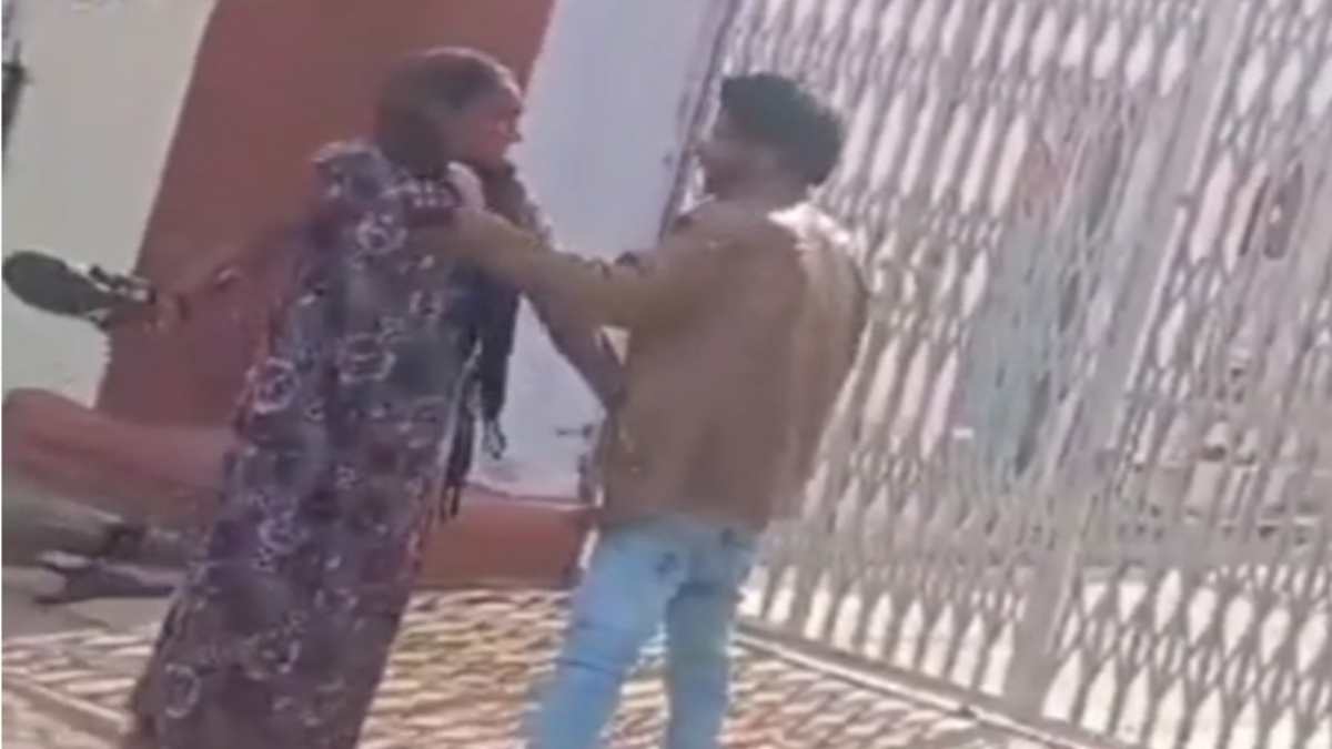 मटक-मटक कर कहां जा रही हो..’ मनचले को छेड़छाड़ करना पड़ा भारी, बीच सड़क महिला ने चप्पलों से की पिटाई, Video