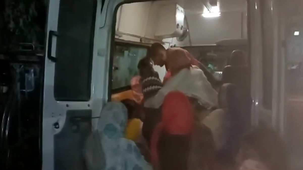 एलटीटी ऑपरेशन में लापरवाही: दर्द से कराह रही महिलाओं को एंबुलेंस में जानवरों की तरह ठूंसा, Video वायरल