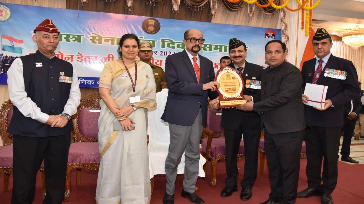सशस्त्र सेना झंडा दिवस पर रायपुर जिला को मिला सम्मान, राज्यपाल डेका ने कलेक्टर डॉ. गौरव सिंह को किया सम्मानित