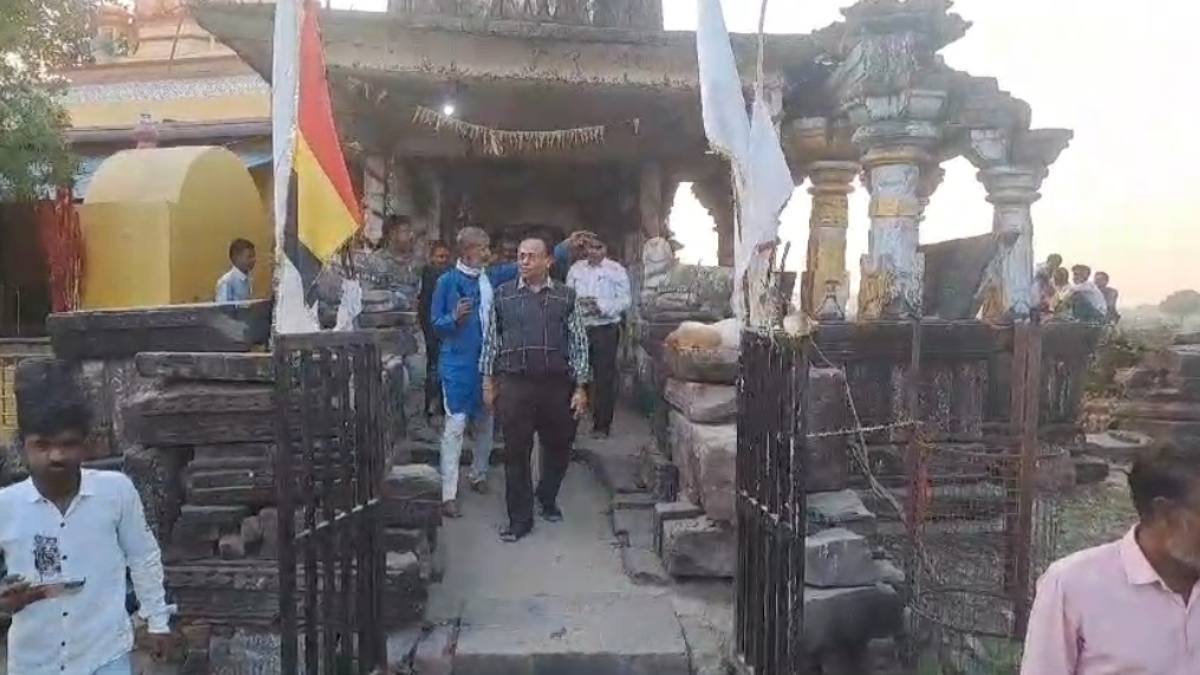 पथरीले और खड़े रास्ते पर चढ़ाई कर जामवंत गुफा पहुंचे कलेक्टर, देखी बिखरी प्राचीन मूर्तियां और अनमोल धरोहर, श्रीकृष्ण और जामवंत के बीच 27 दिन तक यहीं हुआ था युद्ध