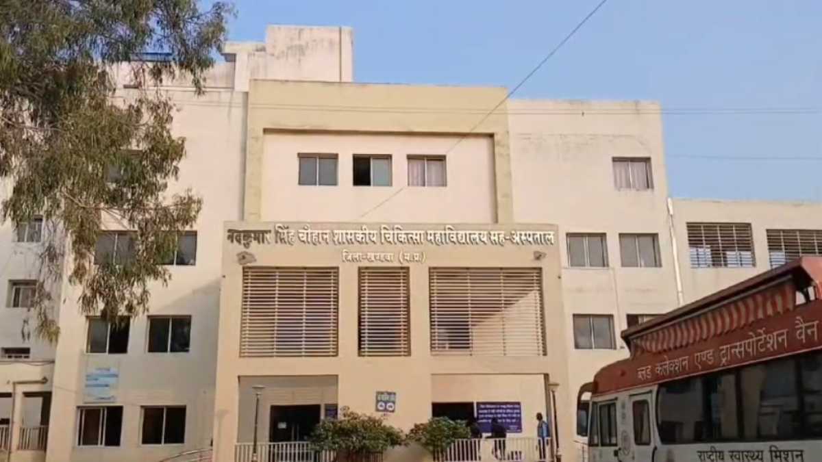 अस्पताल में ऑपरेशन के नाम पर खिलवाड़: हार्निया के मरीज को 14 घंटे रखा भूखा-प्यासा, OT से लौटाया फिर डॉक्टर बोले- पेशेंट ज्यादा हो गए आज नहीं होगा