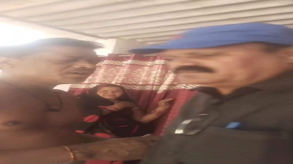 वसूलीबाज JE : अधिक बिजली उपयोग करने के नाम पर आदिवासी उपभोक्ता से ऐंठे हजारों, वीडियो वायरल
