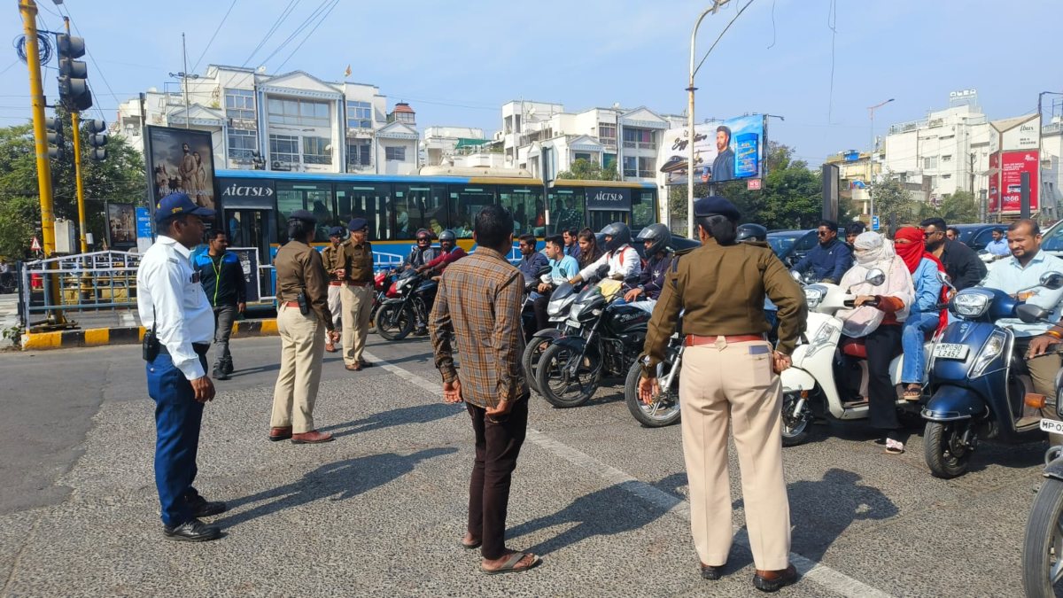 इंदौर: ट्रैफिक पुलिस की ताबड़तोड़ कार्रवाई, 2 दिन में 295 गाड़ियों पर लगाया 1.41 लाख से ज्यादा का जुर्माना