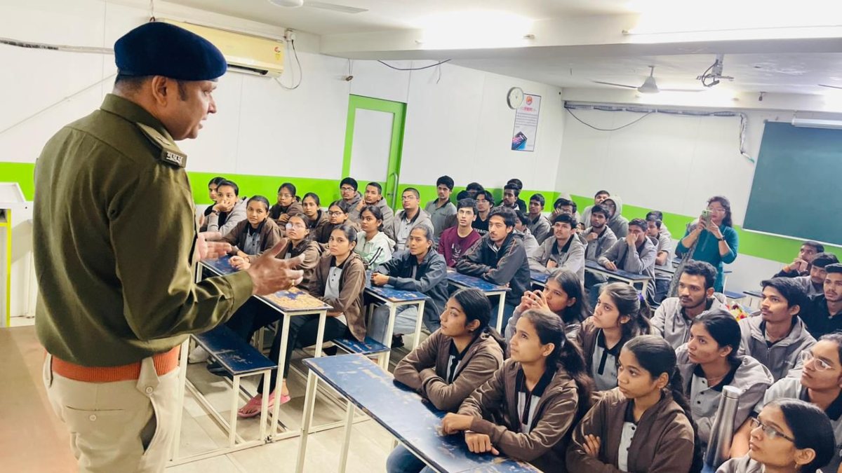 पुलिस की साइबर पाठशाला: 400 से अधिक छात्रों को दिए सुरक्षा टिप्स, हेल्पलाइन पर शिकायत दर्ज कराने का बताया तरीका