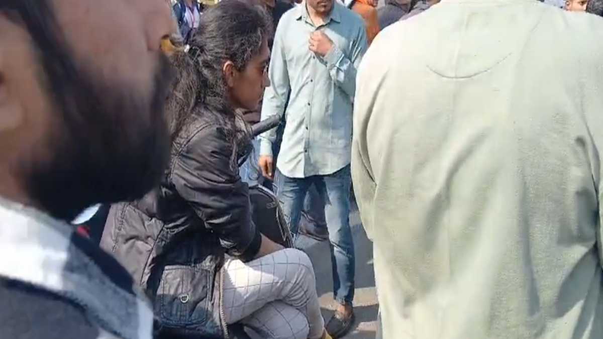 पापा की परी का शहर में उत्पात: राह चलते लोगों से किया झगड़ा, फिर कार के आगे स्कूटी खड़ी कर चश्मा लगा कर बैठी, ‘लेडी डॉन ‘ का Video वायरल