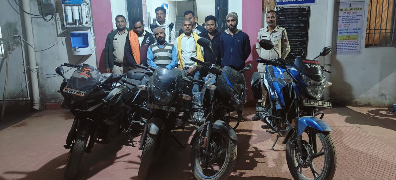CG CRIME: पुलिस ने 52 परियों पर दांव लगा रहे 7 जुआरियों को रंगे हाथों पकड़ा, नकदी समेत 4 बाइक जब्त