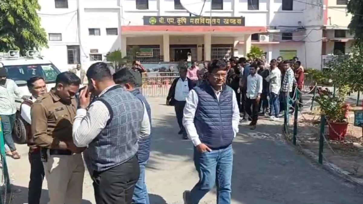 कृषि महाविद्यालय में हंगामा: सीनियर छात्रों ने ABVP कार्यकर्ता को दौड़ाकर पीटा, वीडियो वायरल