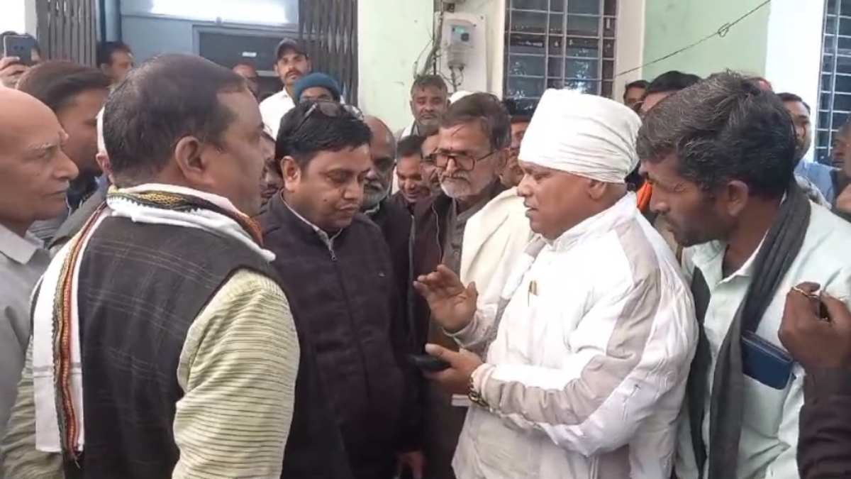 SDM कार्यालय पर ग्रामीणों ने किया प्रदर्शन: प्रदर्शनकारियों पर भड़के एसडीएम, कांग्रेस विधायक बोले- भाजपा सरकार में अधिकारी हुए निरंकुश
