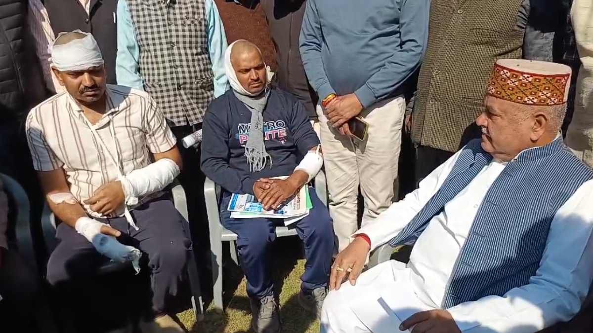 VIDEO: जमीनी विवाद में रिटायर्ड फौजी और भाई के साथ मारपीट, बदमाशों ने कार में लगाई आग, पीड़ित ने लगाई विधानसभा अध्यक्ष से मदद की गुहार