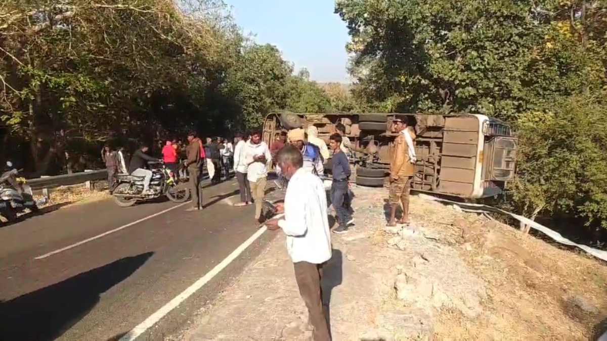 Sagar Bus Accident: यात्रियों से भरी बस पलटी फिर खाई की रेलिंग में अटकी, 21 लोग घायल