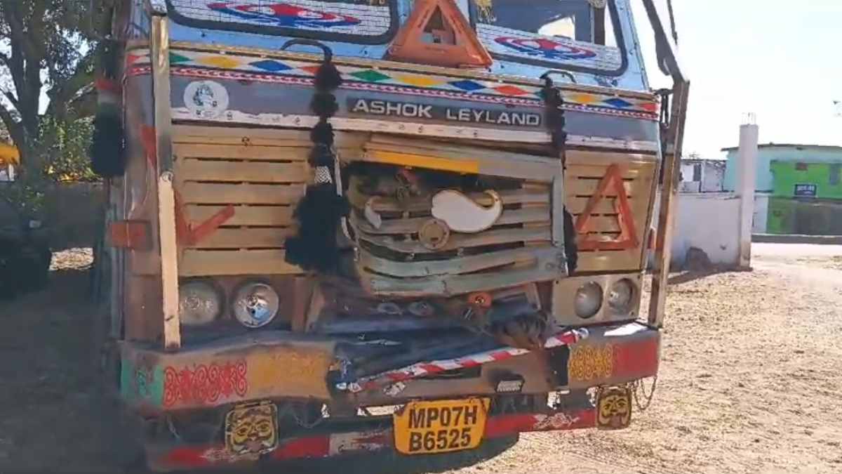 सड़क हादसे में युवक युवती की मौतः तेज रफ्तार ट्रक ने बाइक को मारी टक्कर, 8 दिन पहले हुई थी सगाई
