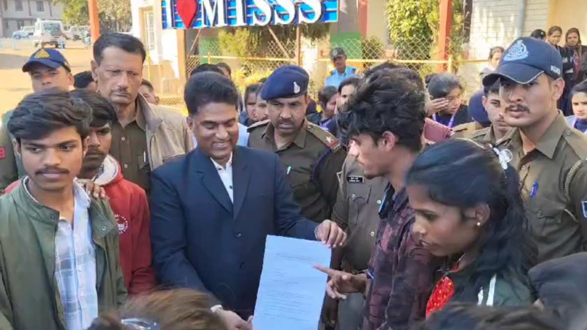 ABVP का मिशनरी स्कूल में हंगामा: गेट तोड़कर अंदर घुसे कार्यकर्ता, पुलिस के साथ हुई झूमाझटकी