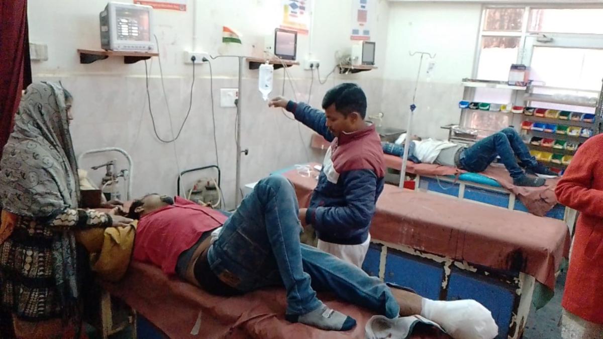 बेटे के लिए देखने जा रहे थे बहू: कार ने पीछे मारी टक्कर, हुआ ये हाल… भागने की कोशिश में वाहन भी पलटा