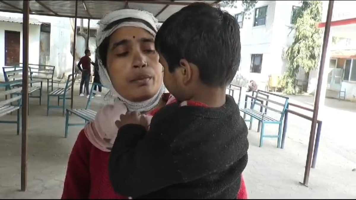 बस इस बात पर पति ने पत्नी पर किया कुल्हाड़ी से हमला, 3 साल की बेटी लेकर थाने पहुंची महिला फिर…