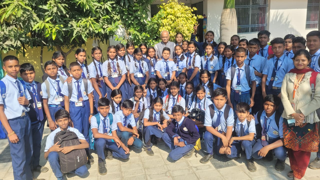 स्वामी आत्मानंद के विद्यार्थियों ने इसरो के रिटायर्ड वैज्ञानिकों से की मुलाकात, अंतरिक्ष विज्ञान को विस्तार से जाना..